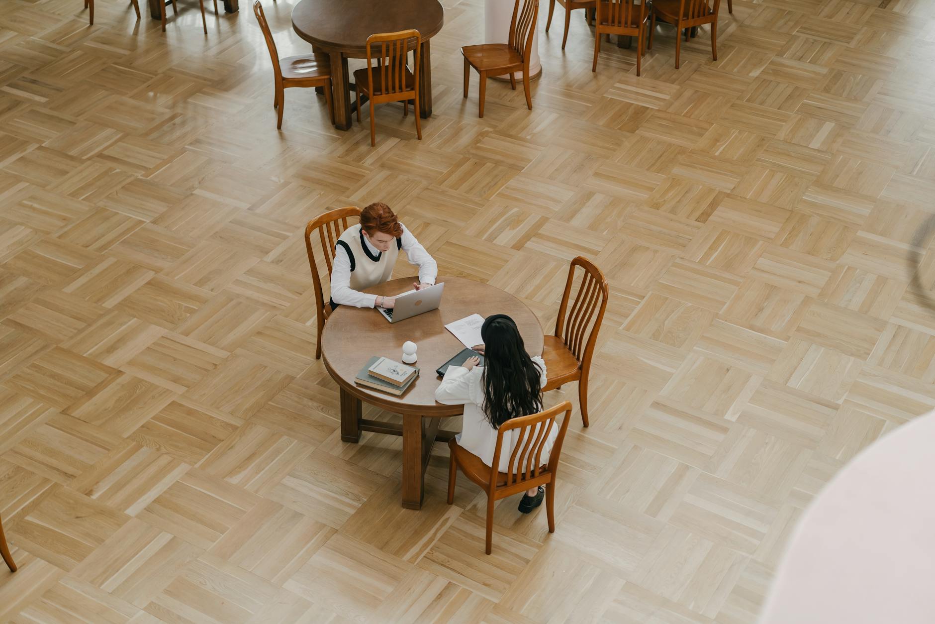 השפעת רשתות חברתיות על יעילות הלמידה בקרב סטודנטים בישראל: בין הסחת דעת להזדמנות פדגוגית – סיוע במבחנים מקוונים